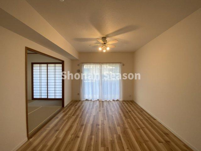 【居間・リビング】 | ソファ・テーブルを置いても、スペースにゆとりがございます♪