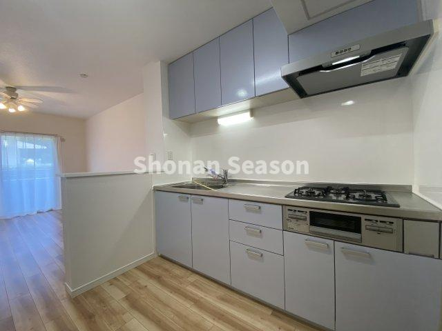 【キッチン】 | 調理時短に繋がる３口コンロにグリル搭載！お料理の幅が広がりますよ♪