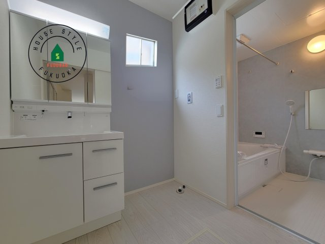 糟屋郡宇美町障子岳3丁目第1-4棟(1号棟)の内観：施工例|ゆとりの洗面スペースで朝の身支度もスムーズに。暮らしを快適に変えるシャワー付洗面台です！