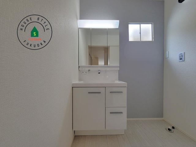 糟屋郡宇美町障子岳3丁目第1-4棟(1号棟)の内観：施工例|毎日使うものだから清潔な空間を保ちたい水回り。洗面にはそんな願いを解消させてくれる収納アイデアが満載です。三面鏡の裏側にはキャビネットが現れ小物から背の高い物まで収納できます。