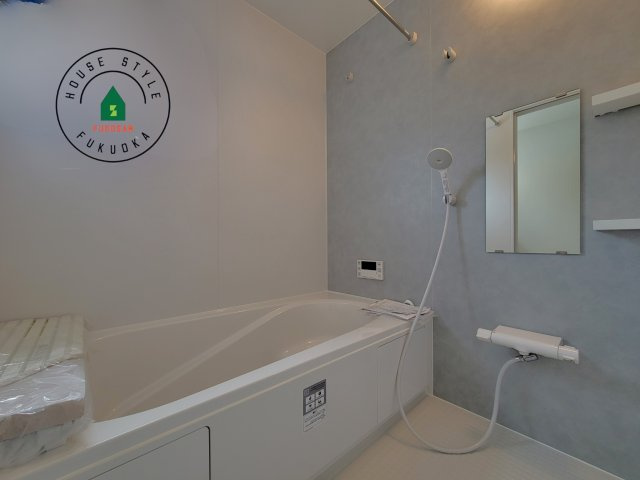 糟屋郡宇美町障子岳3丁目第1-4棟(1号棟)の内観：施工例|1日の疲れを癒してくれる広々バスルーム。雨の日のお洗濯にも大活躍な浴室乾燥機付です！