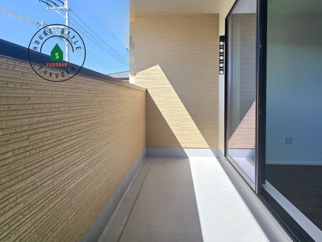 糟屋郡宇美町障子岳3丁目第1-4棟(1号棟)の外観：施工例|風をしっかりと感じられるバルコニーでは、毎日が洗濯日和です。広々としているので洗濯も楽しくなるでしょうし、気分転換にバルコニーからの眺めを楽しむのもいいでしょう。