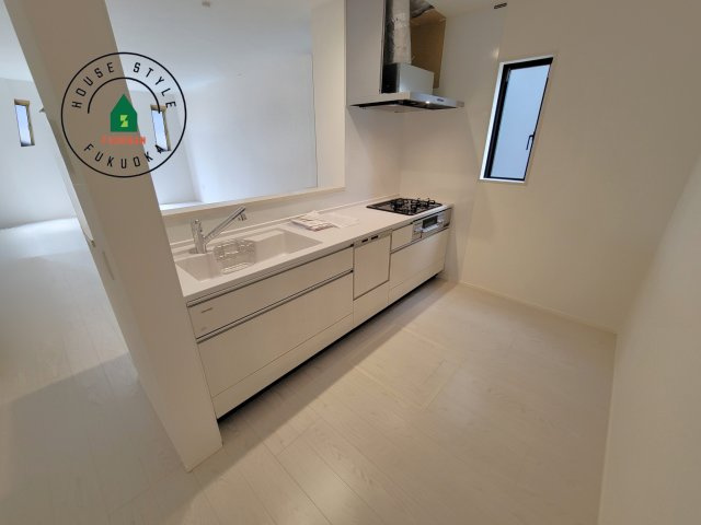 糟屋郡宇美町障子岳3丁目第1-4棟(1号棟)の内観：施工例|キッチン。グリル・食器洗い乾燥機・浄水器も完備。