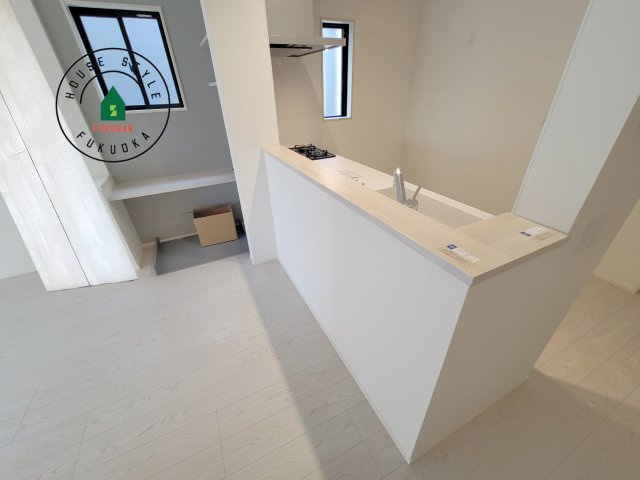 糟屋郡宇美町障子岳3丁目第1-4棟(1号棟)の内観：施工例|ダイニングテーブルへの配膳がラクラク、お料理はかどるカウンター付きシステムキッチン！