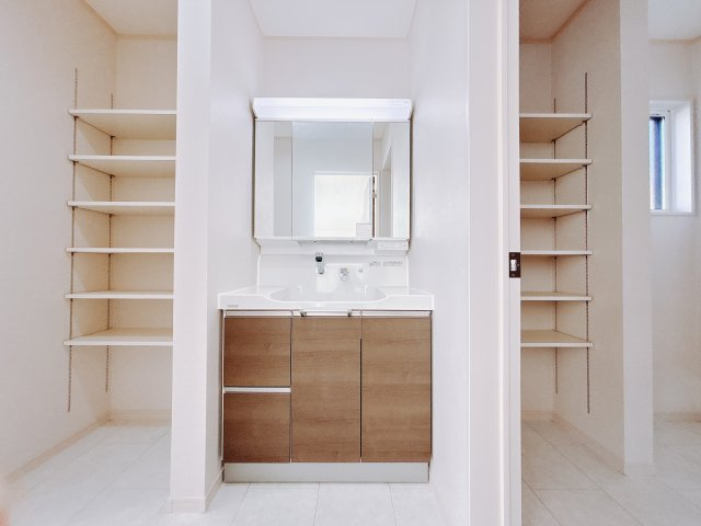 【新築戸建】前橋市箱田町の独立洗面台|■洗面室｜朝のお出かけ準備に嬉しい三面鏡。鏡の裏には歯ブラシや整髪料などを収納できるスペースもあるので、いつでもスッキリ片付きます♪