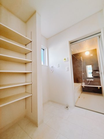 【新築戸建】前橋市箱田町の収納|■洗面室｜洗面所には可動棚付きのリネンスペースを設けました。着替えやタオル、買い置きの洗剤をたくさんしまえる空間です。