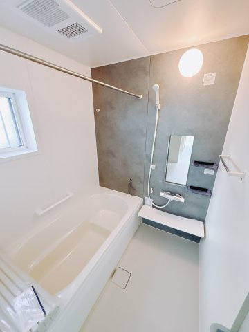 【新築戸建】前橋市箱田町の浴室|■浴室｜大人が足を伸ばしても入れる広々浴槽ですので、肩まで浸かって体全体をしっかり温められます。大きな窓がついておりますので、湿気で篭りがちなバスルームも換気することができます( ＾＾ )