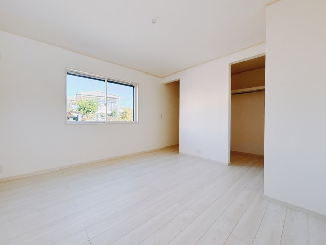 【新築戸建】前橋市箱田町の洋室|■1階洋室｜お子様の一人部屋にピッタリな洋室。木のぬくもりを感じるフローリングは、天然木の味わいが時とともに深みを増していきます。また、傷にも強く、フリーワックスでお手入れもラクラクです♪