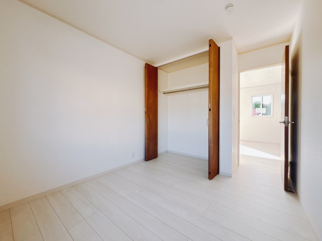 【新築戸建】前橋市箱田町の洋室|■1階洋室｜ナチュラルカラーの床です。模様替えなどとても楽しく工夫できます♪陽当たり、風通しもとても良いので毎日快適な生活スタートです！子供部屋にも良いですね♪