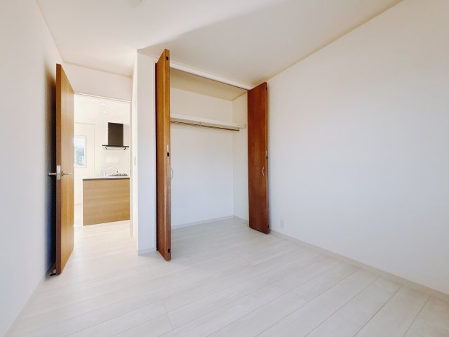 【新築戸建】前橋市箱田町の洋室|■1階洋室｜1階各居室には収納をご用意しています♪常にお部屋を綺麗に保てます！小さなお子様も自然とお片付けができるようになるのでうれしいですよね！