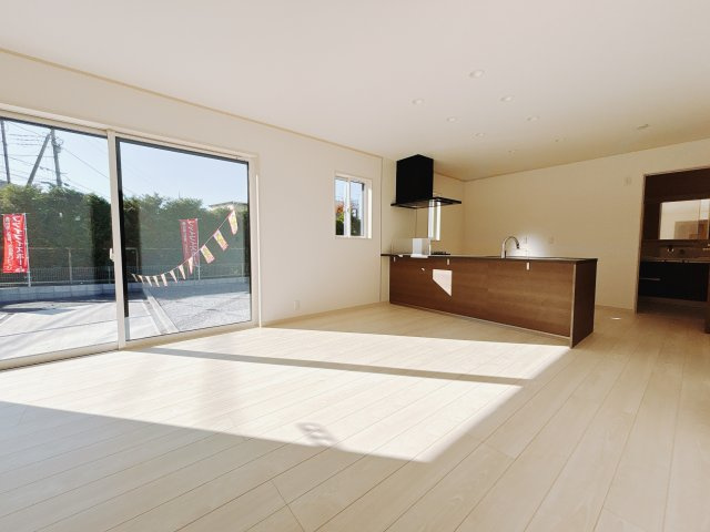 【新築戸建】前橋市箱田町の居間・リビング|■リビング｜時の流れと共に陽射しは装いを変え空間に新たな彩りを与えます。一日中家に居ても飽きることなく過ごすことができる素敵な空間です♪