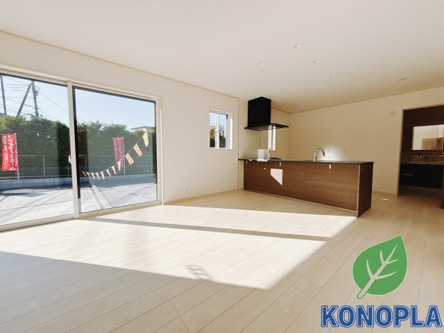 【新築戸建】前橋市箱田町の居間・リビング|■リビング｜時の流れと共に陽射しは装いを変え空間に新たな彩りを与えます。一日中家に居ても飽きることなく過ごすことができる素敵な空間です♪