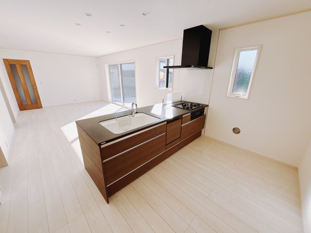 【新築戸建】前橋市箱田町のキッチン|■リビング｜キッチンからお部屋全体が見渡せる一続きの空間！お子様にも目の行き届く安心設計でお部屋のどこにいても会話が弾みます♪