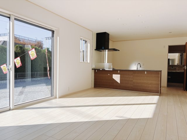 【新築戸建】前橋市箱田町の居間・リビング|■リビング｜陽当たり良好のリビングダイニング♪賃貸では叶わなかった、お友達とのホームパーティや大音量で映画やテレビを楽しむことができます(*^^*)