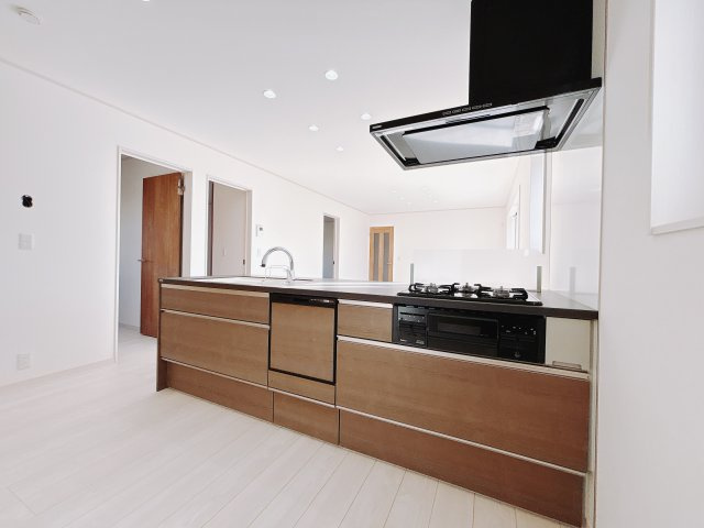 【新築戸建】前橋市箱田町のキッチン|■キッチン｜ワークトップの幅が広く、お子様といっしょにお料理をつくったり、ちょっとしたパーティーも楽しめます。フラットなのでお掃除がしやすいのもポイントです♪