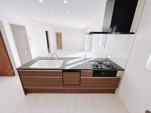 【新築戸建】前橋市箱田町のキッチン|■キッチン｜大きなお鍋や調理用具のも出し入れラクラクな収納がたっぷり！毎日使う場所だからこそ、無理のない姿勢で作業できるのは嬉しいポイントですね(*＾＾*)♪