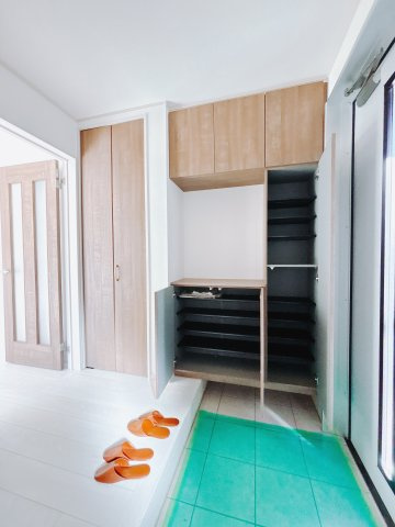 【新築戸建】前橋市箱田町の玄関|■玄関｜毎日の「いってらっしゃい」や「お帰りなさい」を大切なご家族と過ごす玄関は〈使いやすさ〉を追求しております。玄関横の物入は急な来客時でもさっとお片付けできるスペースを確保しています