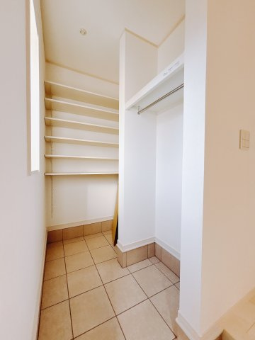 【新築戸建】前橋市箱田町の収納|■SIC｜土間続きの収納♪靴はもちろん、汚れやすいベビーカーやアウトドア用品など拭かずにしまえてうれしい♪アクセントクロスでおしゃれな印象もプラス☆彡