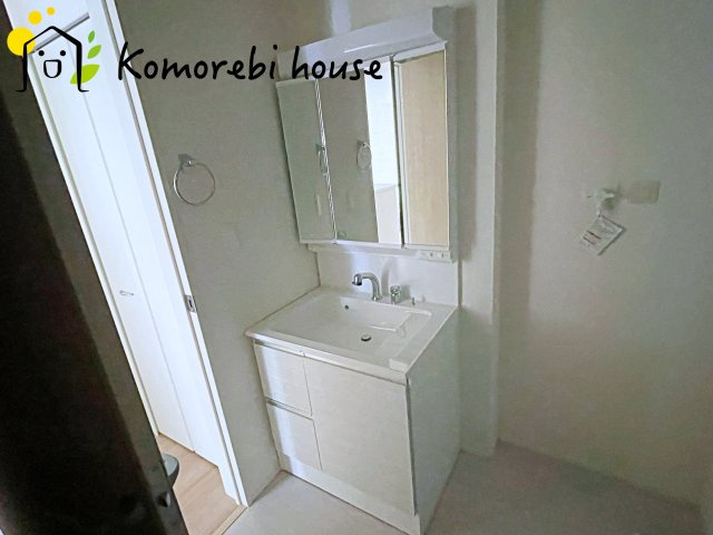 上尾市平塚　11期　新築一戸建て　グラファーレ　01の独立洗面台|独立洗面化粧台が付いています