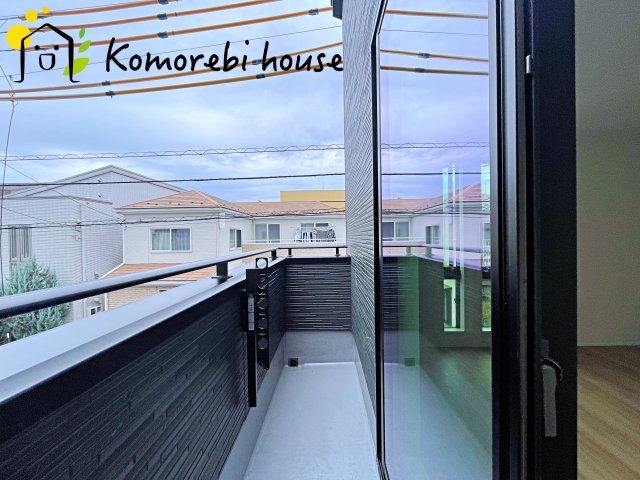 上尾市平塚　11期　新築一戸建て　グラファーレ　01のバルコニー|広々としたバルコニーです