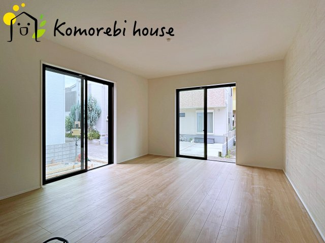 上尾市平塚　11期　新築一戸建て　グラファーレ　01の居間・リビング|ゆったり過ごせる居間です