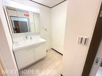 【独立洗面台】 | 伊丹駅前ファミリーハイツ | 新品の洗面化粧台です♪シャワー水栓で使い勝手も良いです！鏡は三面鏡になっております！！洗面台横には室内洗濯機置き場もございます！！