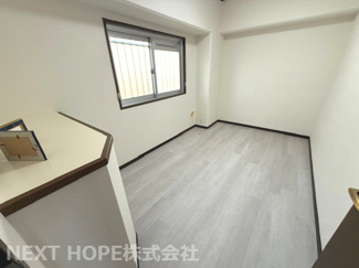 【洋室】 | 伊丹駅前ファミリーハイツ | 玄関横の洋室５帖です♪令和７年６月末室内リフォーム済み！お待たせ無しで即ご入居していただけます！いつでもご覧いただけます！！