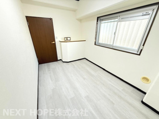 【洋室】 | 伊丹駅前ファミリーハイツ | 玄関横の洋室５帖です♪ぜひ現地で素敵な室内をご覧ください！！