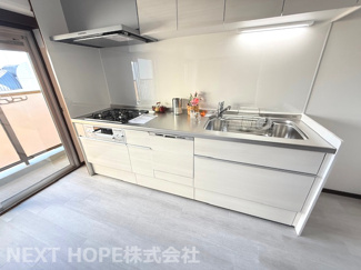 【キッチン】 | 伊丹駅前ファミリーハイツ | 新品のシステムキッチンです♪収納力も有り、使い勝手も良いです！！食器洗い乾燥機付きで食後の後片付けはお任せですね！！