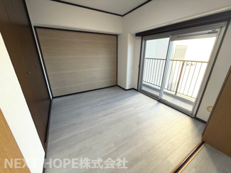 【洋室】 | 伊丹駅前ファミリーハイツ | ダイニングキッチンから隣接する洋室6帖です♪建具をオープンにしていただくとLDKとしても使用可能でございます！ご家族のニーズに合わせて使用できます！！！