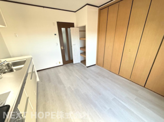 【居間・リビング】 | 伊丹駅前ファミリーハイツ | ダイニングキッチンです♪バルコニーに面した明るく開放的な室内です！ぜひ現地でご確認ください！！