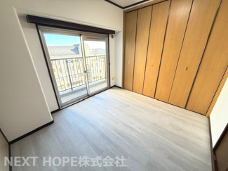 【居間・リビング】 | 伊丹駅前ファミリーハイツ | バルコニーに面した洋室６帖です♪建具をオープンにしていただくとダイニングキッチンと一体感感が生まれるので、LDKとしてご使用可能です！！