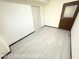 【洋室】 | 伊丹駅前ファミリーハイツ | 真ん中の居室洋室５帖です♪令和７年６月末室内リフォーム済み！お待たせ無しで即ご入居していただけます！いつでもご覧いただけます！！