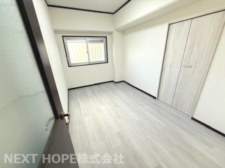 【洋室】 | 伊丹駅前ファミリーハイツ | 洋室５帖です♪真ん中の居室ですが、窓も有り、明るい室内です！！