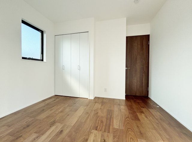 板橋区西台3丁目 限定1棟の洋室|1階4.43帖の洋室は2面開口の明るく快適なお部屋です