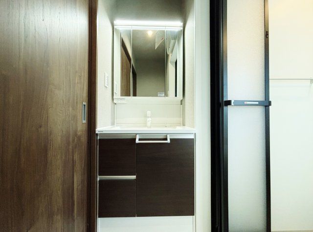 板橋区西台3丁目 限定1棟の独立洗面台|使いやすい三面鏡の洗面台
鏡裏やベースキャビネットなど収納が豊富なので水回りをキレイにお使い頂けます