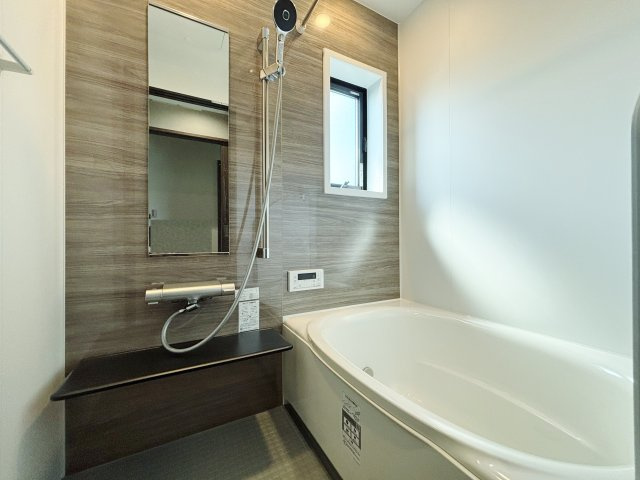 板橋区西台3丁目 限定1棟の浴室|落ち着いた色合いの浴室
小窓を設け換気にも便利です
雨の日のお洗濯や寒い冬場の入浴に便利な浴室換気乾燥機が標準装備です