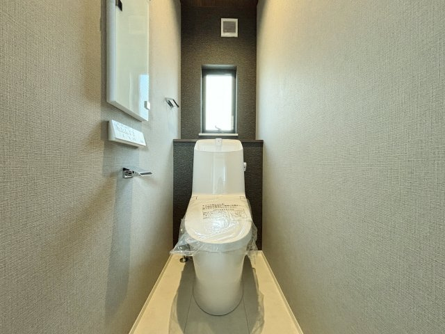 板橋区西台3丁目 限定1棟の居間・リビング|トイレは1階2階それぞれに設置しているので忙しい朝にも便利です
小窓を設けた明るく衛生的なトイレです