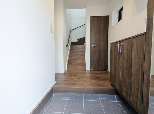 板橋区西台3丁目 限定1棟の玄関|家の顔でもある玄関はホールを設けゆとりある空間を演出しています