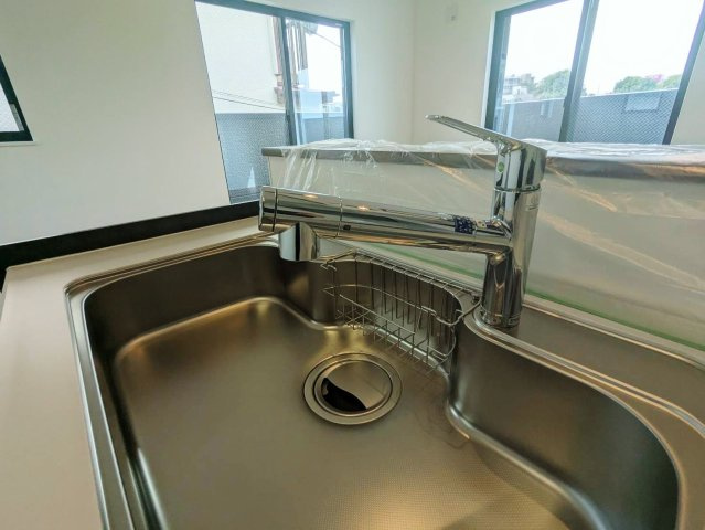 板橋区西台3丁目 限定1棟のキッチン|便利な浄水器ビルトイン水栓