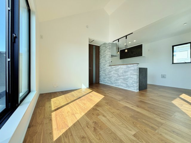 板橋区西台3丁目 限定1棟の居間・リビング|家の中心でもあるLDKは15.62帖の開放感
多面開口の明るく快適な家族団らんスペースです