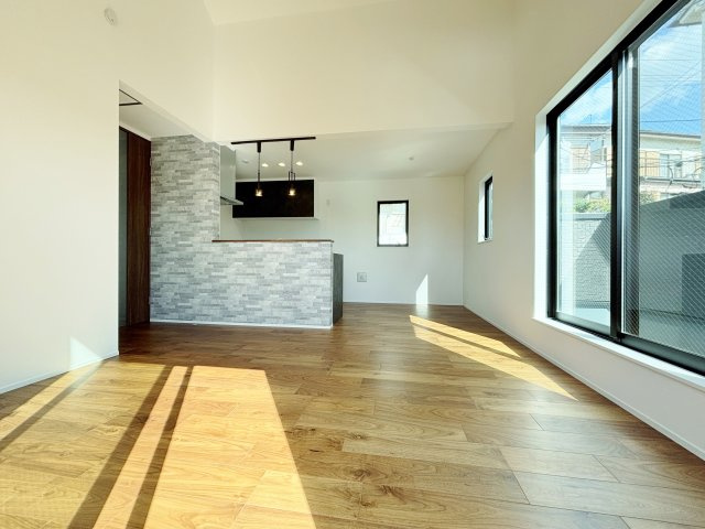 板橋区西台3丁目 限定1棟の居間・リビング|多面開口の明るく快適な13.62帖のLDK
大きな掃き出し窓からバルコニーに動線がつながります