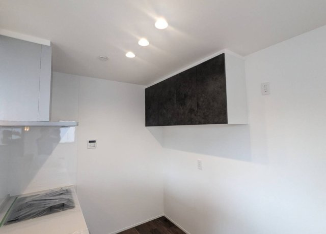 板橋区西台3丁目 限定1棟のキッチン|キッチン背面には食料品や調理器具などの収納に便利な吊戸棚を設置しています
キッチンと同じ面材なので空間を華やかに演出します