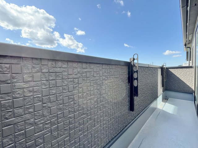 板橋区西台3丁目 限定1棟のバルコニー|生活に+αのゆとりを演出する2面バルコ二-
毎日のお洗濯物も快適に干すことができます