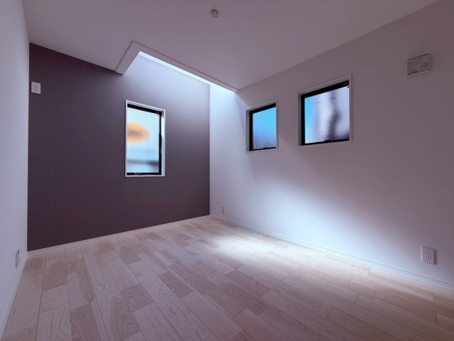 【洋室】 | 練馬区豊玉南２丁目　新築戸建て　C号棟 | 天窓からあたたかな日差し差し込む洋室