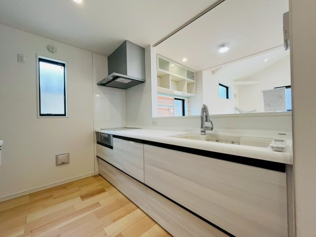 【キッチン】 | 練馬区豊玉南２丁目　新築戸建て　C号棟 | 【施工例】食器類や、調理家電もスッキリ収納できるカップボード