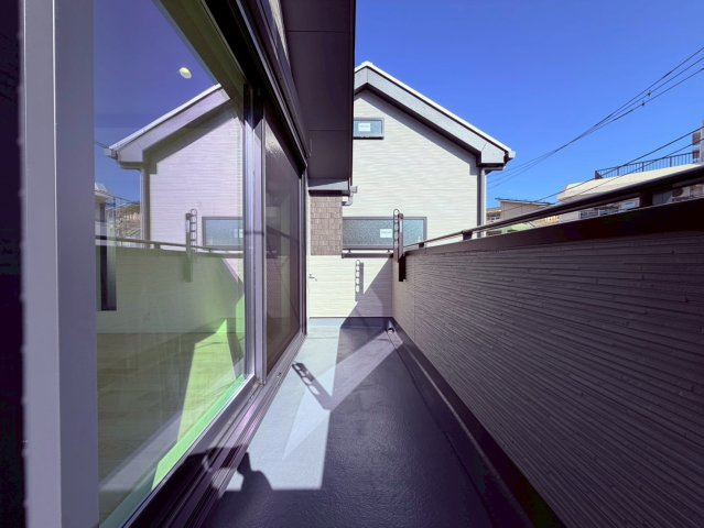 【バルコニー】 | 練馬区豊玉南２丁目　新築戸建て　C号棟 | 広々開放的なバルコニーは多目的に使用できます