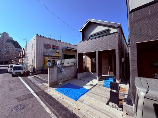 【外観】 | 練馬区豊玉南２丁目　新築戸建て　C号棟 | 落ち着いた色合いと洗練されたフォルムが街並みに美しく調和