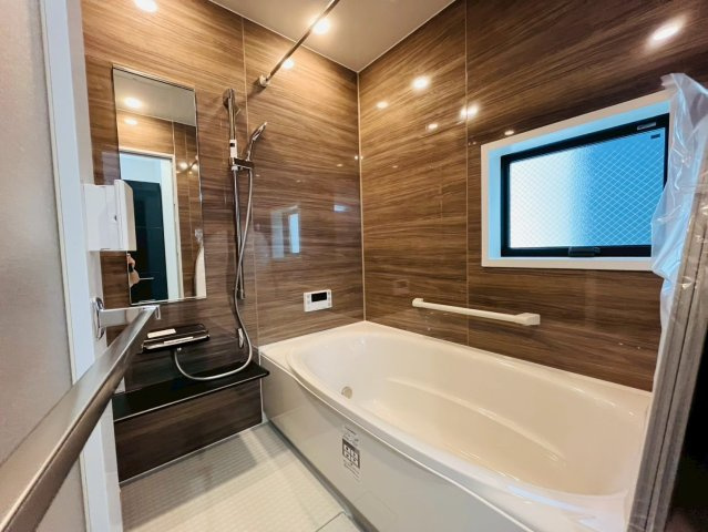 【洋室】 | 練馬区豊玉南２丁目　新築戸建て　C号棟 | 【施工例】大きな窓からあたたかな日差し差し込む洋室