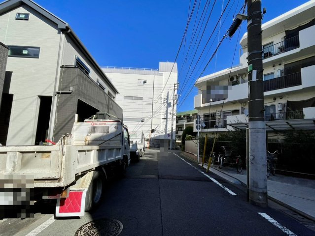 【前面道路含む現地写真】 | 練馬区豊玉南２丁目　新築戸建て　C号棟 | 見通しの良いエリアで、お車も運転しやすく安心です